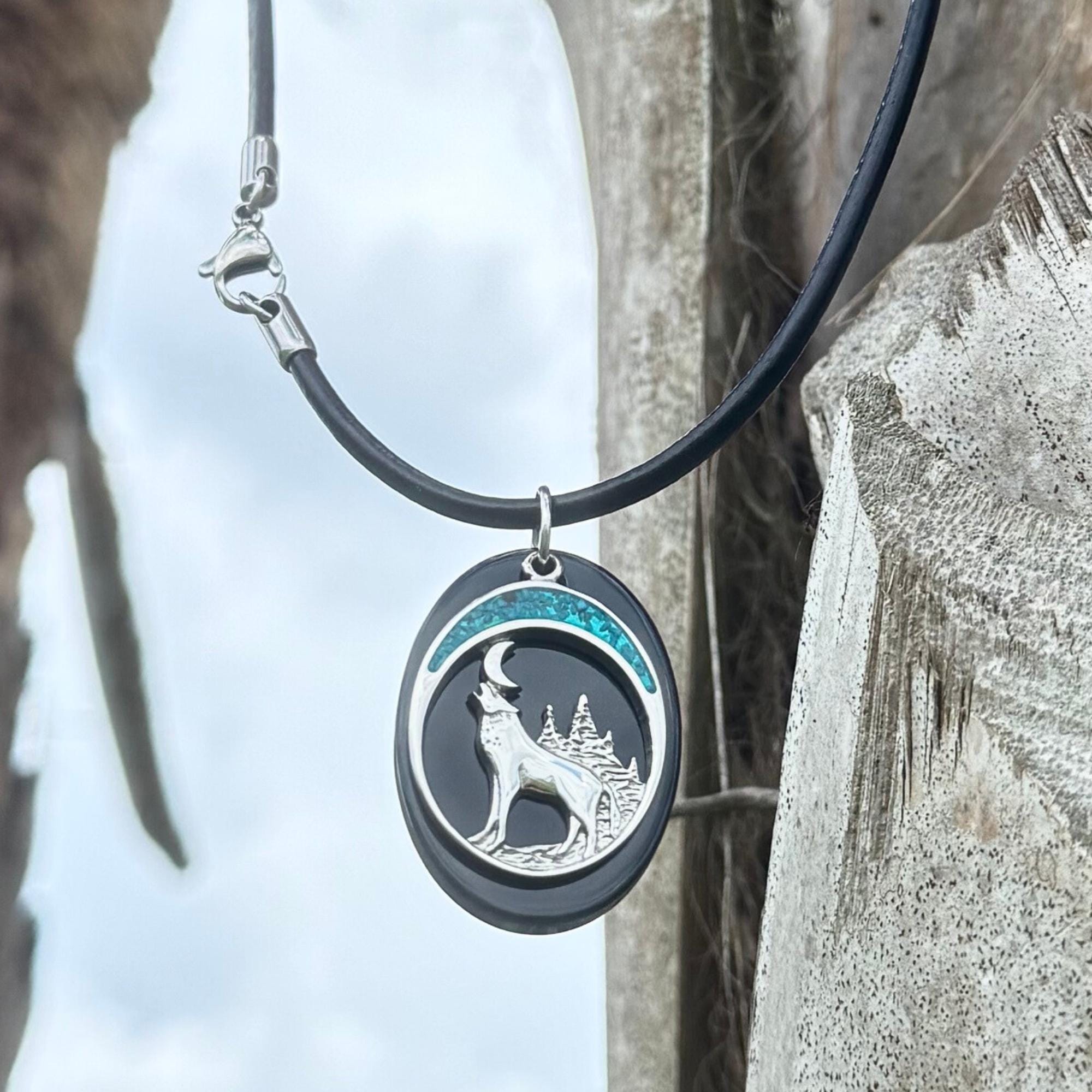 Howling Wolf Black Agate Necklace: Turquoise Accent, Native American Amulet